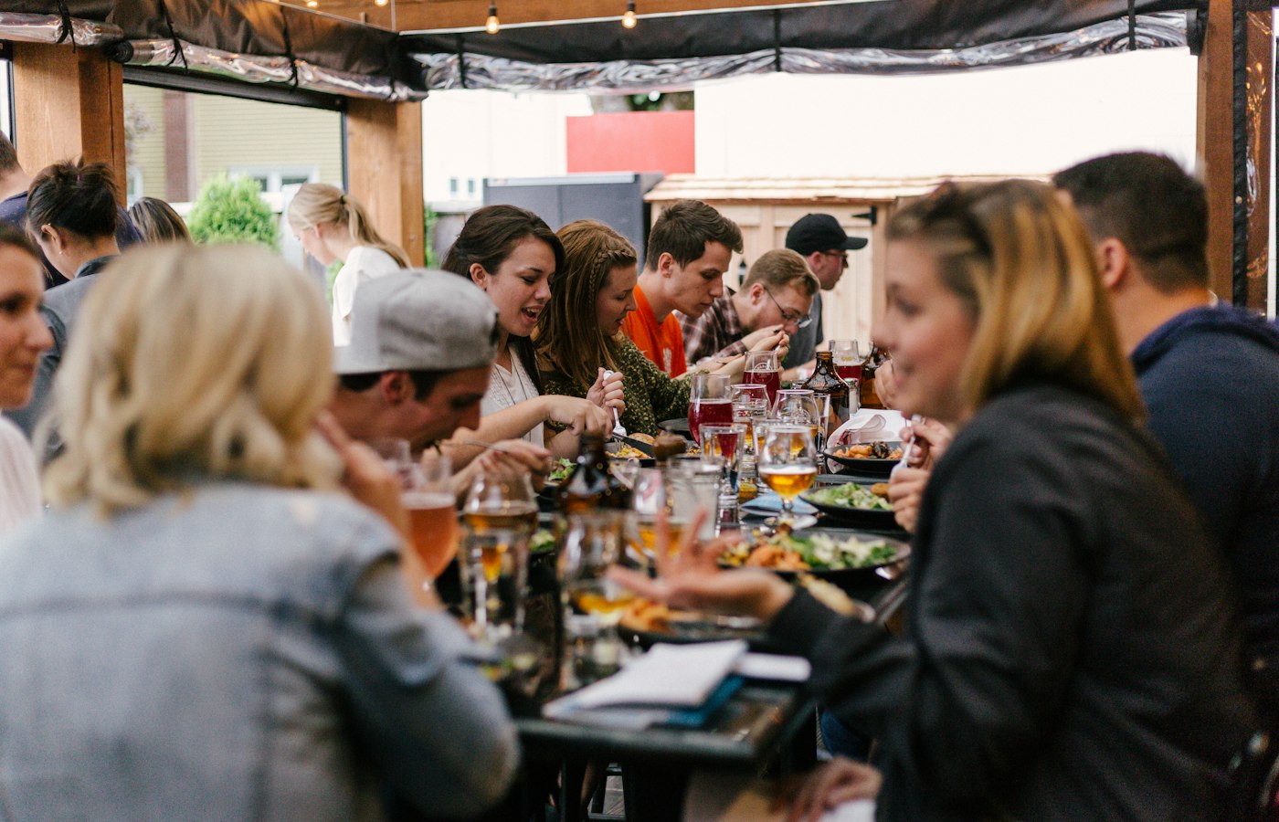 Människor samlade kring ett långbord