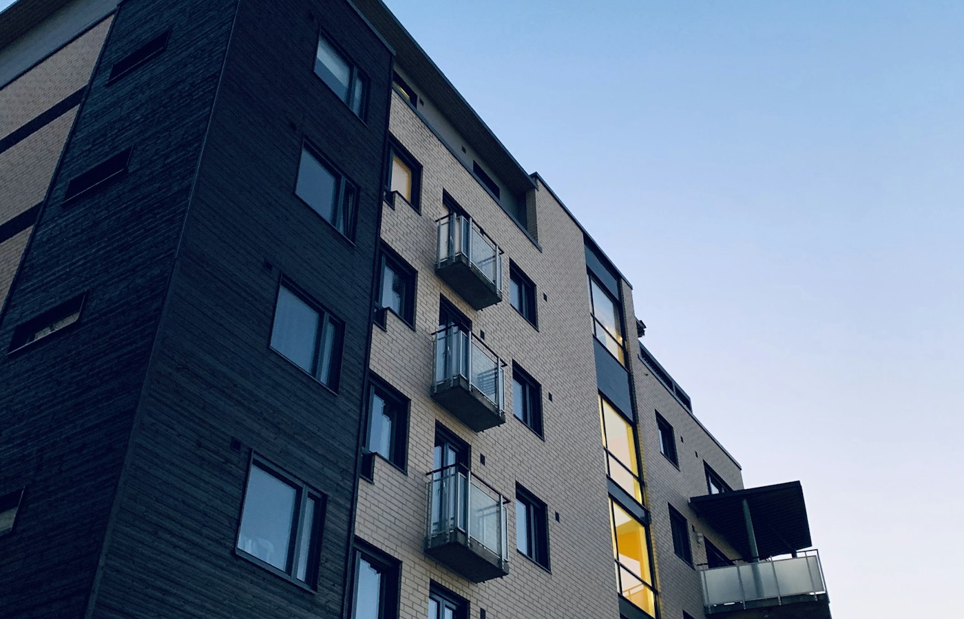 Flerbostadshus med balkonger
